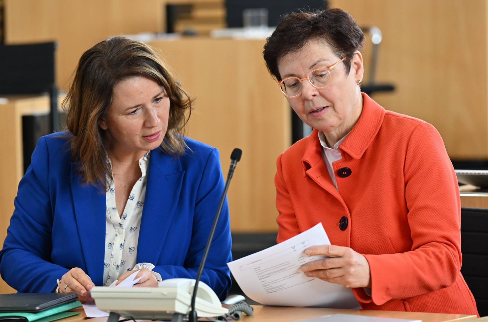 Heike Taubert (r., SPD), Finanzministerin von Thüringen, im Plenarsaal des Thüringer Landtags.
