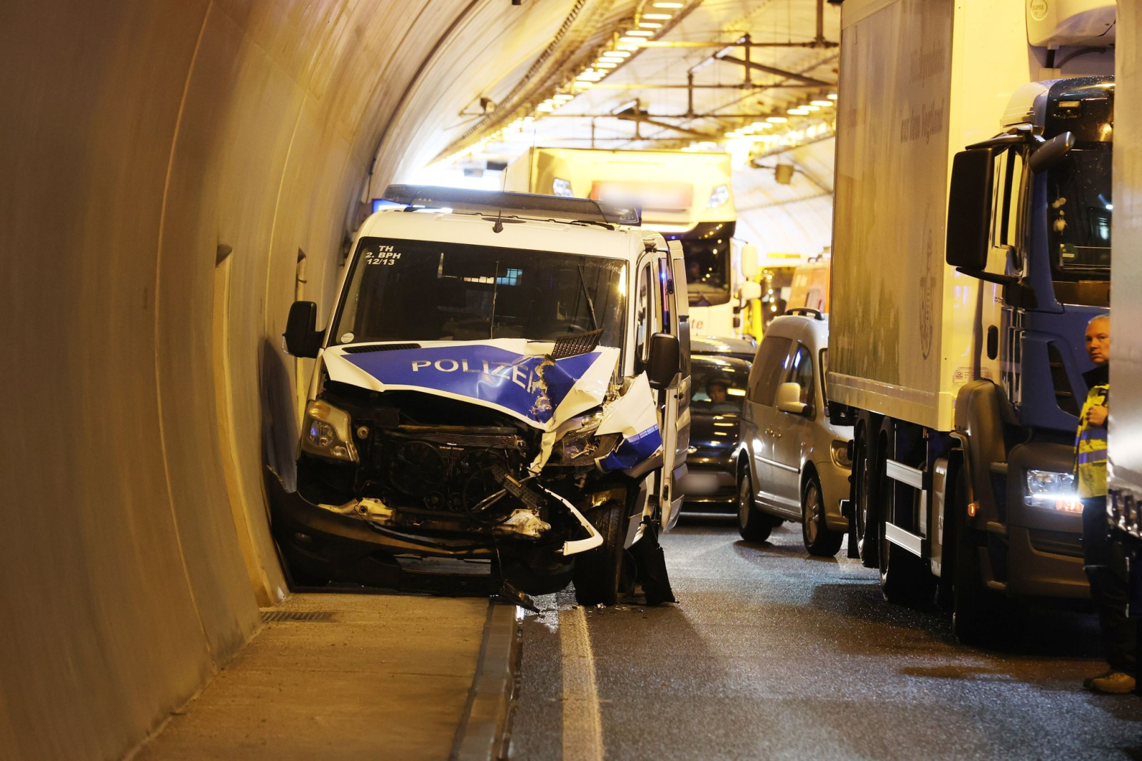 Ein beschädigtes Polizeifahrzeug steht nach einem Unfall im Jagdbergtunnel.