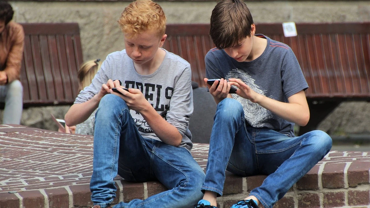 Verantwortungsbewusste Nutzung von Handys in Schulen, © natureaddict/Pixabay Verantwortungsbewusste Nutzung von Handys in Schulen, © natureaddict/Pixabay