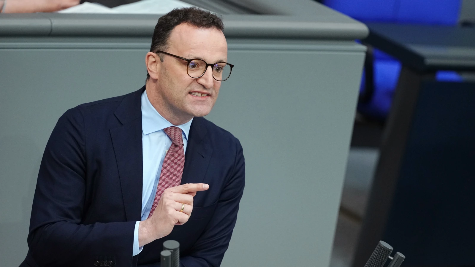 Jens Spahn`in Maskeyle Başı Dertten Kurtulmuyor!, © dpa Jens Spahn`in Maskeyle Başı Dertten Kurtulmuyor!, © dpa