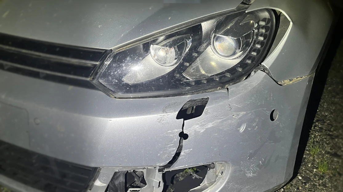 Auto kollidiert in Vaduz mit Inselschutzpfosten., © Landespolizei Auto kollidiert in Vaduz mit Inselschutzpfosten., © Landespolizei