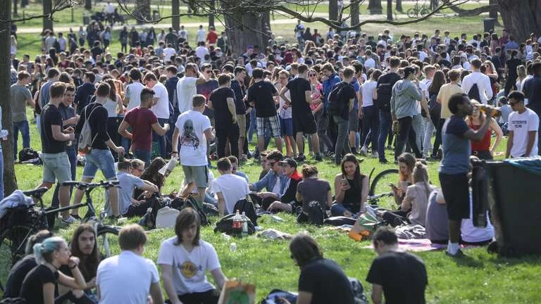 Frankfurt’ta Mezuniyet Kutlaması: Öğrencilere Sorumluluk Çağrısı!, © Frank Rumpenhorst/dpa Frankfurt’ta Mezuniyet Kutlaması: Öğrencilere Sorumluluk Çağrısı!, © Frank Rumpenhorst/dpa