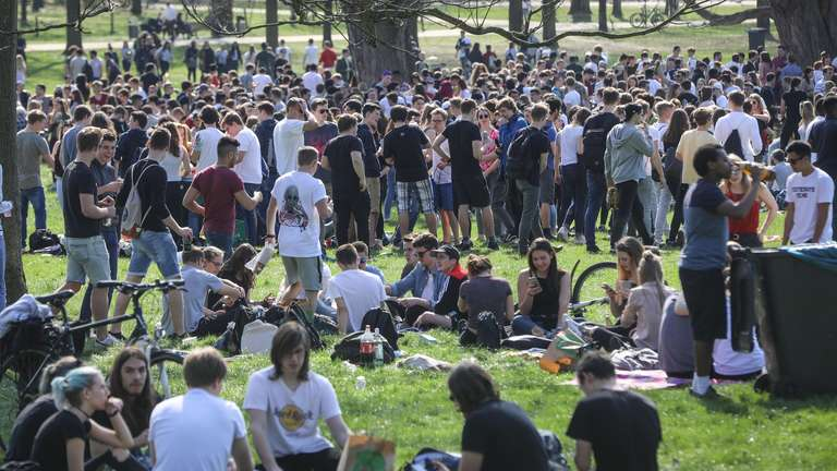 Frankfurt’ta Mezuniyet Kutlaması: Öğrencilere Sorumluluk Çağrısı!, © Frank Rumpenhorst/dpa