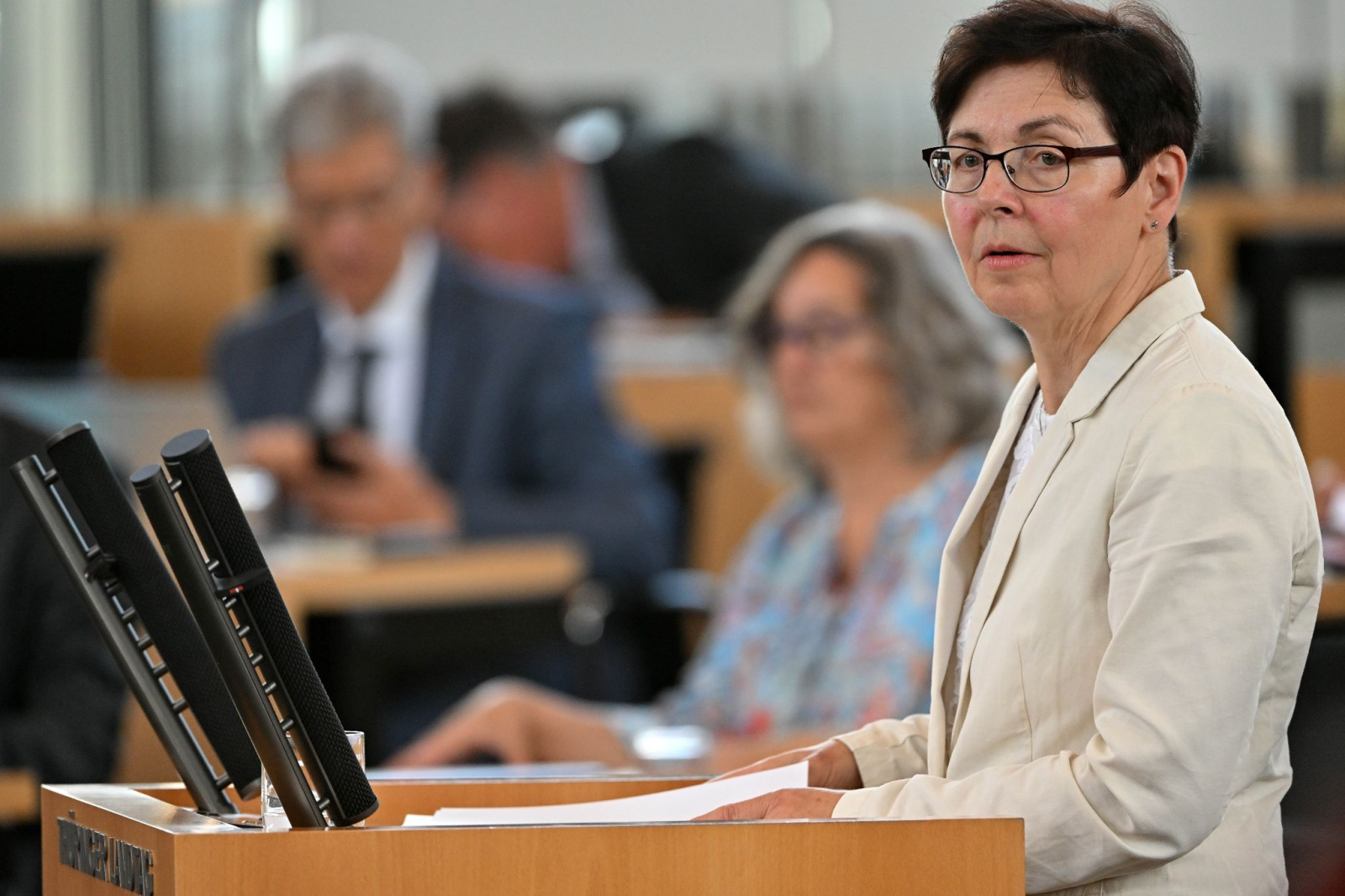 Thüringens Finanzministerin Heike Taubert (SPD) spricht im Plenarsaal des Landtags.