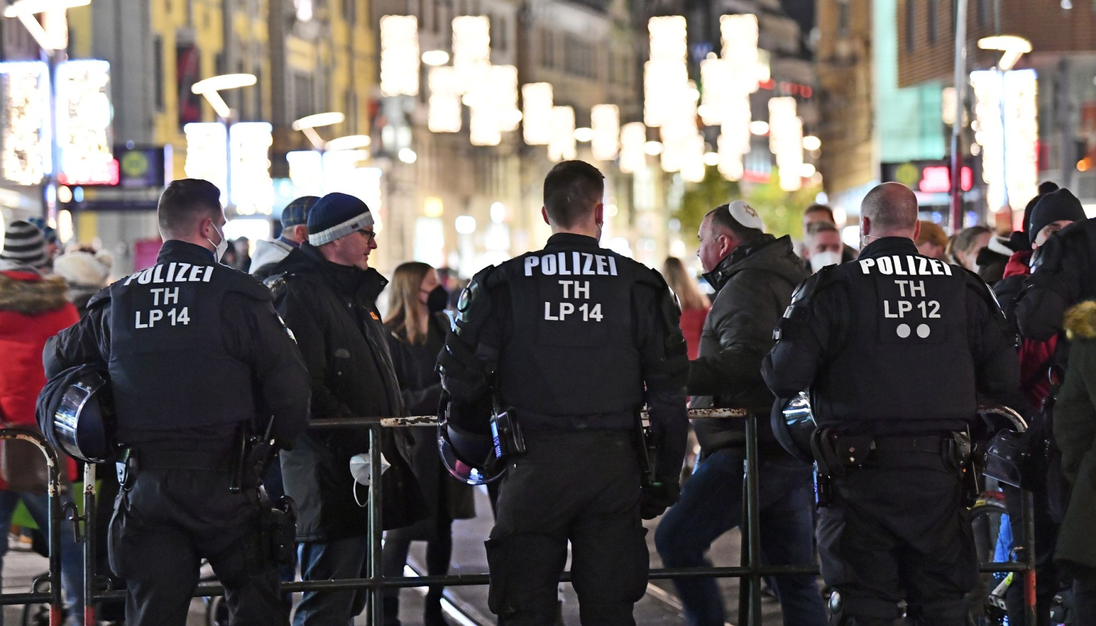 Polizisten stehen am Rande einer Corona-Demo in Erfurt.