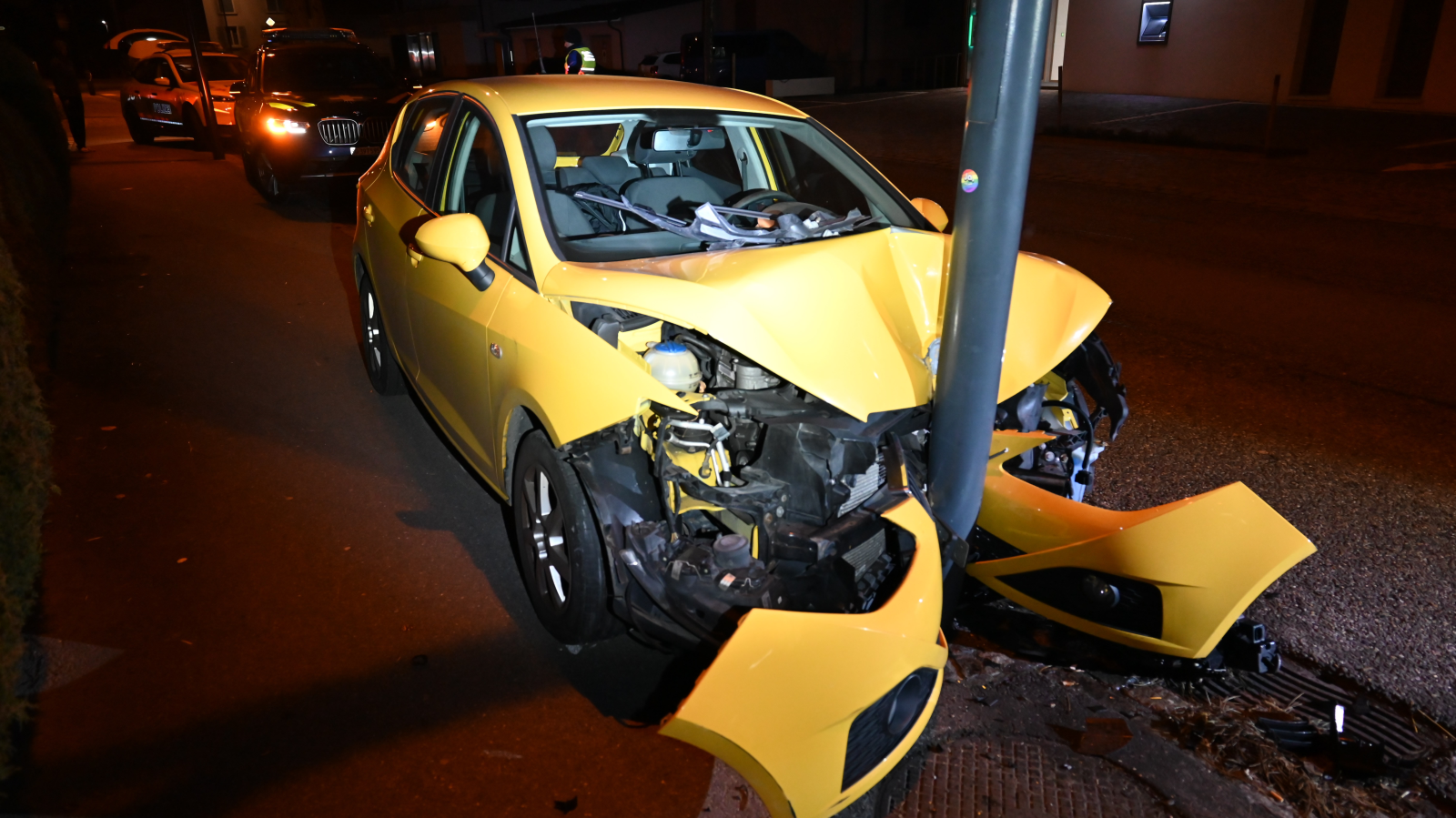 Oberriet: Alkoholisiert mit Auto in Kandelaber gefahren, © Kantonspolizei St. Gallen