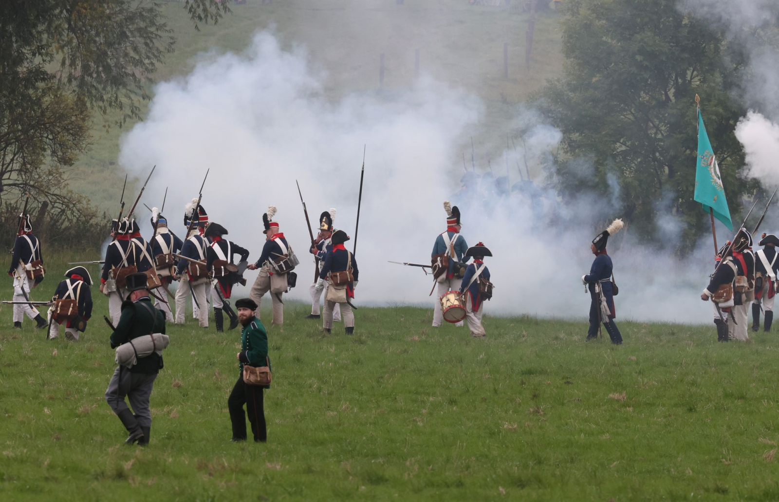Darsteller in historischen Uniformen agieren bei einer Veranstaltung auf dem Schlachtfeld von 1806.