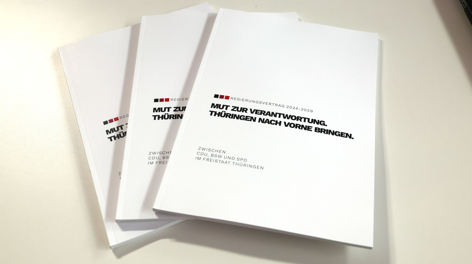 Koalitionsvertrag von CDU, BSW und SPD in Thüringen unerschrieben , © Bodo Schackow/dpa