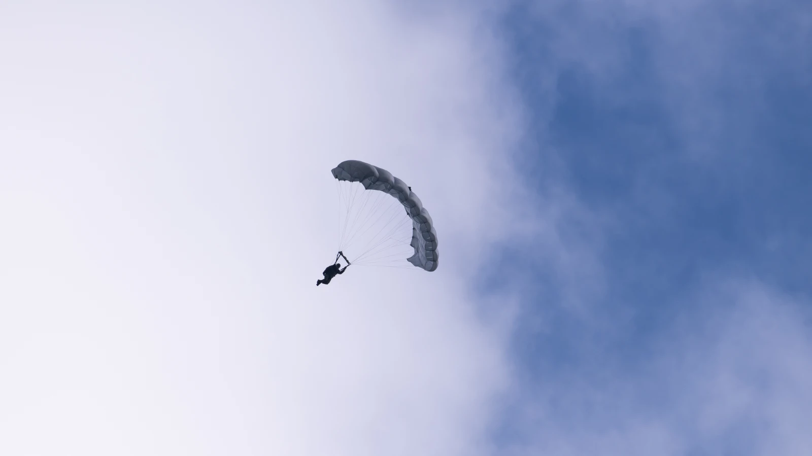Zweibrücken’den Fallschirmjäger Birlikleri Tatbikat Yapıyor, © Silas Stein/dpa Zweibrücken’den Fallschirmjäger Birlikleri Tatbikat Yapıyor, © Silas Stein/dpa