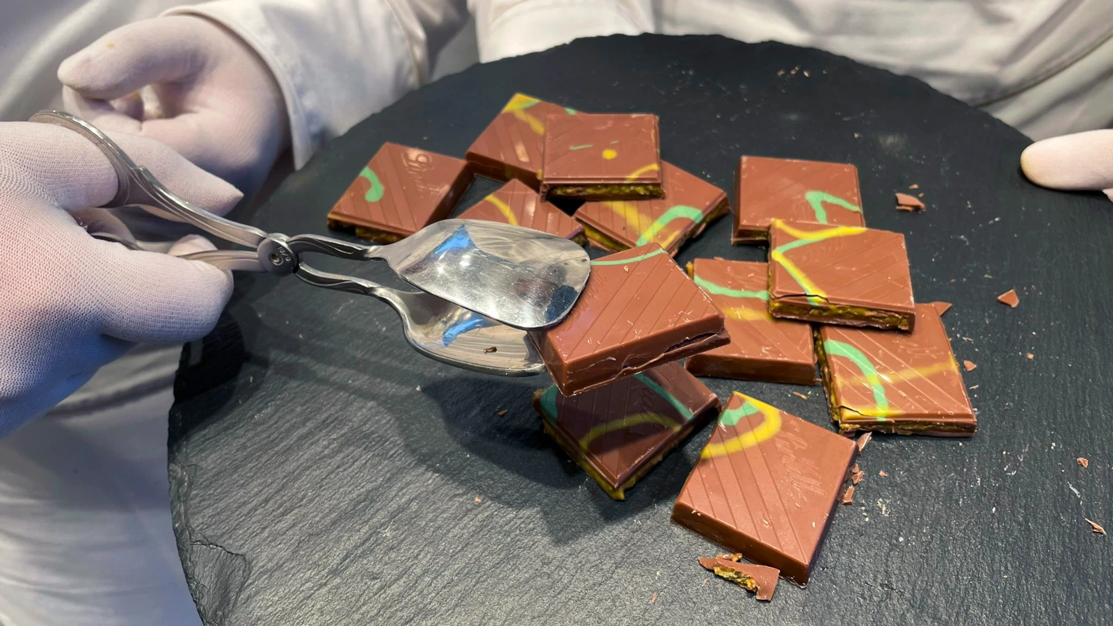 Menschen stehen Schlange für Dubai-Schokolade, © Keystone-SDA Menschen stehen Schlange für Dubai-Schokolade, © Keystone-SDA