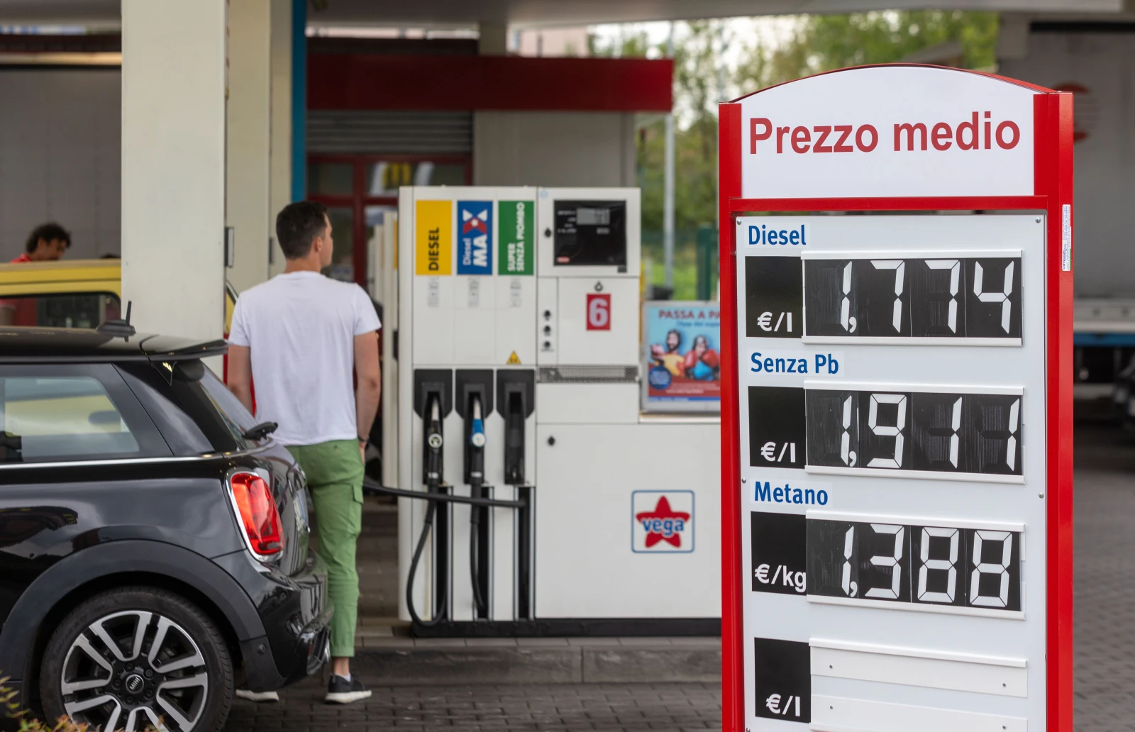 Almanya’da Benzin Pahalılaştı: Sınırdakiler Komşu Ülkelere Yöneliyor!, © dpa Almanya’da Benzin Pahalılaştı: Sınırdakiler Komşu Ülkelere Yöneliyor!, © dpa