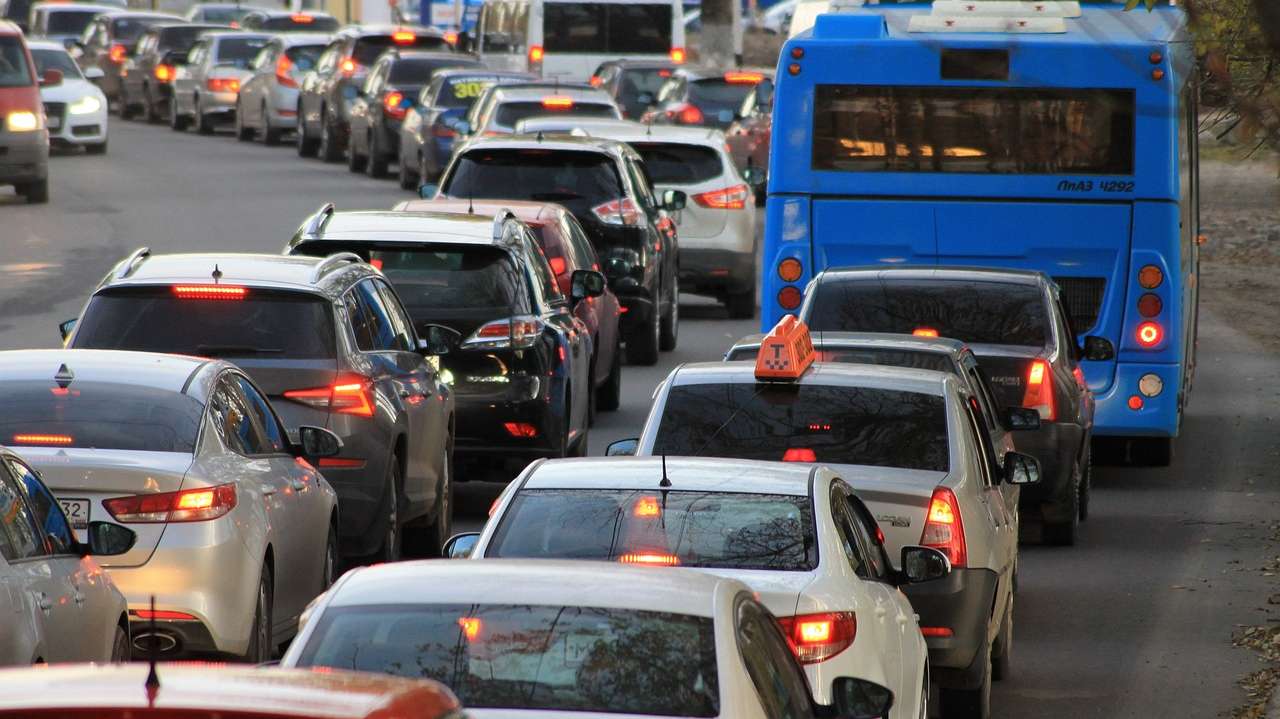 Stau auf zehn Kilometern vor dem Gotthard-Nordportal, © Al Gг/Pixabay