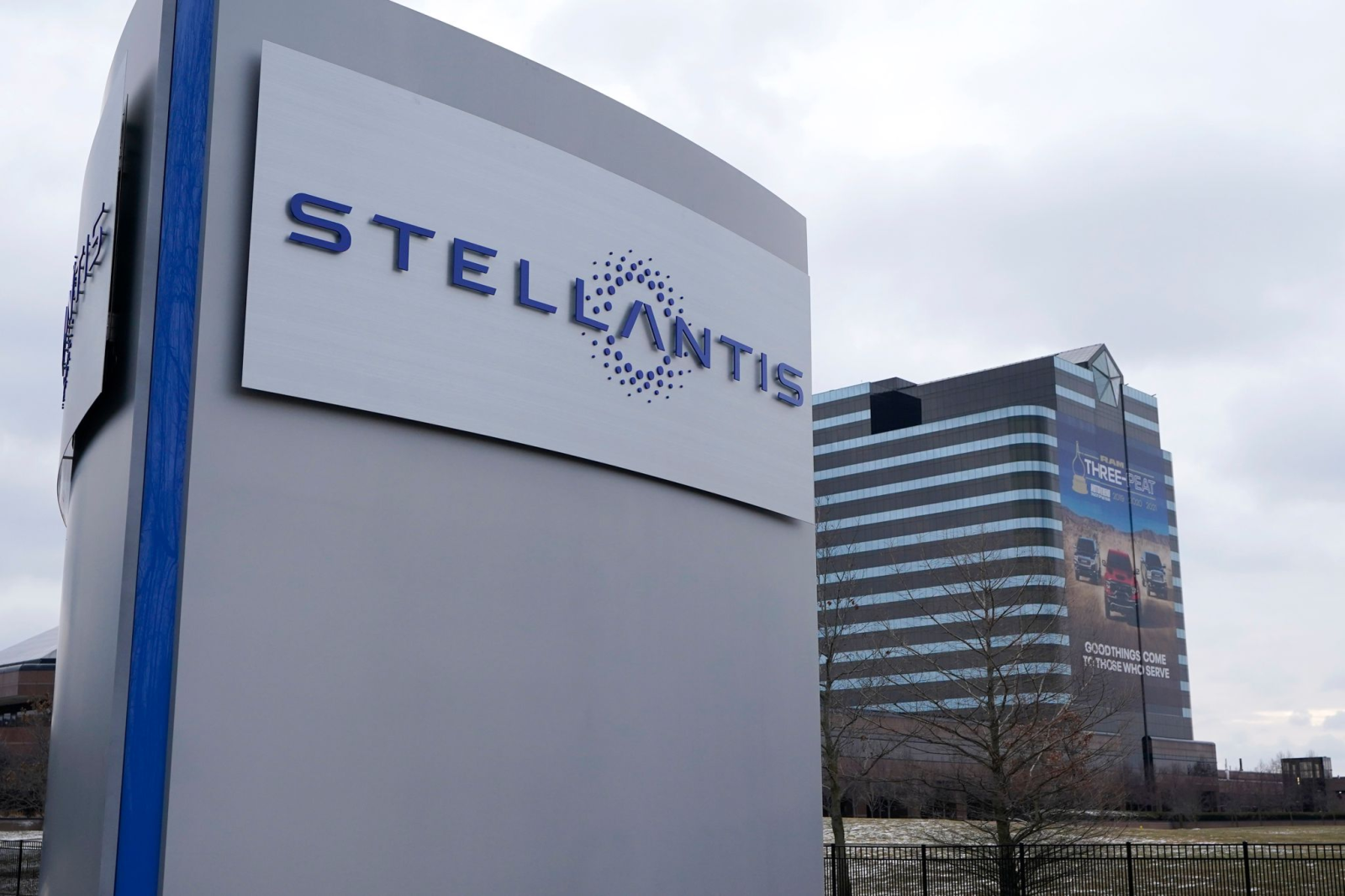 Der Stellantis-Schild steht vor dem Chrysler Technology Center in Auburn Hills.