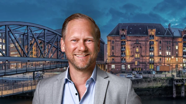 Marco Tristram vor Speicherstadt Kulisse, © Shutterstock, Inga Sommer Marco Tristram vor Speicherstadt Kulisse, © Shutterstock, Inga Sommer