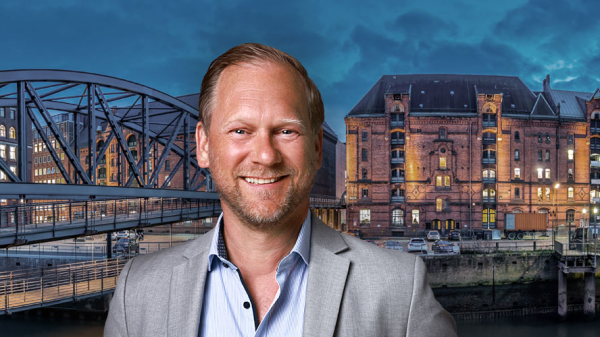 Marco Tristram vor Speicherstadt Kulisse, © Shutterstock, Inga Sommer