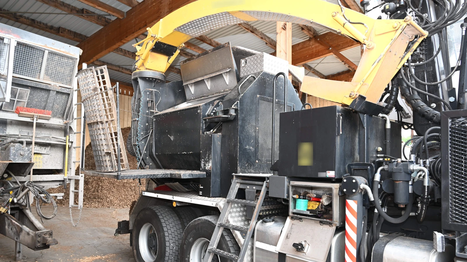 Mann stürzt in Berschis von Arbeitsmaschine - schwer verletzt , © Kantonspolizei St.Gallen Mann stürzt in Berschis von Arbeitsmaschine - schwer verletzt , © Kantonspolizei St.Gallen