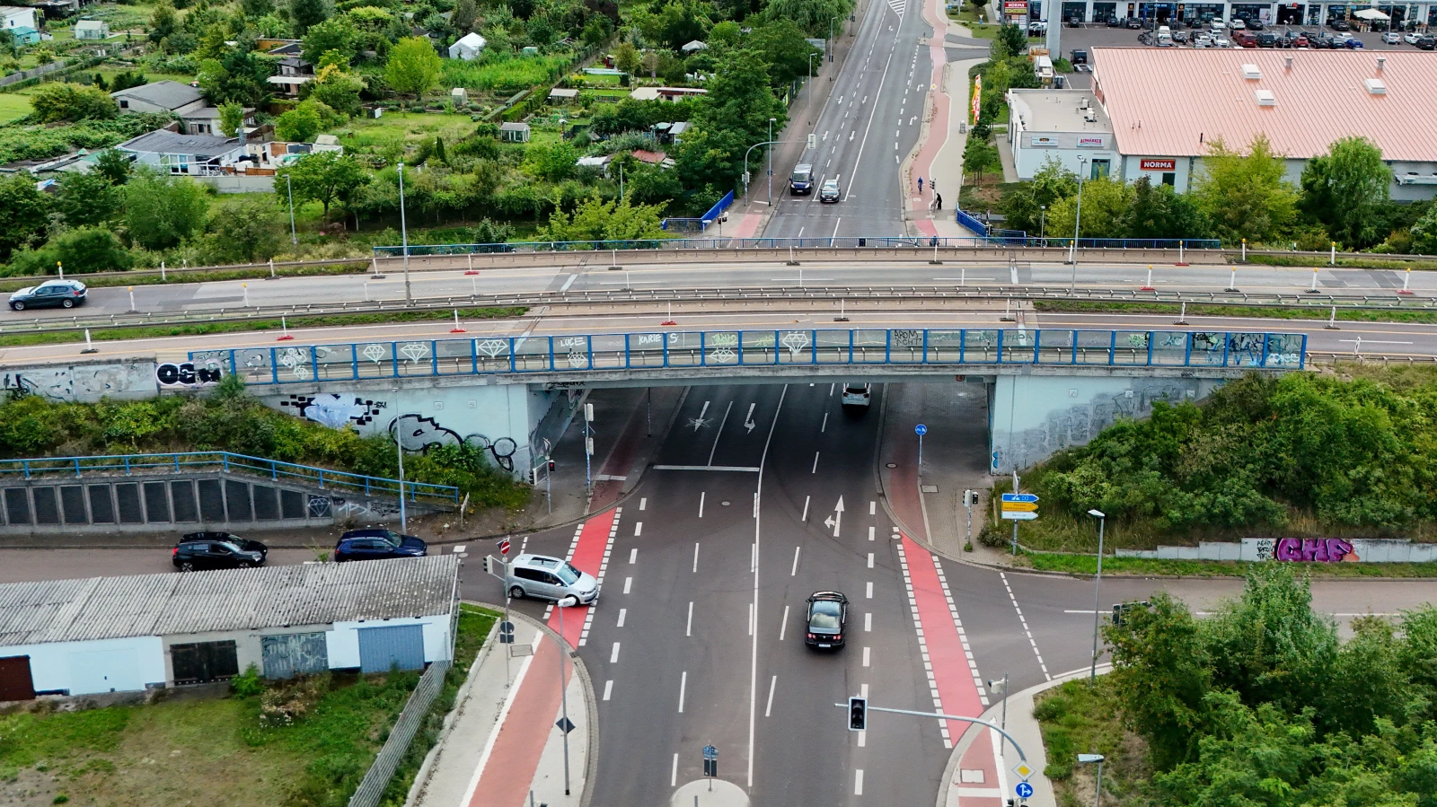 Köln’de Köprüden Taşlı Saldırı: Polis Faili Arıyor, © Peter Gercke/dpa Köln’de Köprüden Taşlı Saldırı: Polis Faili Arıyor, © Peter Gercke/dpa