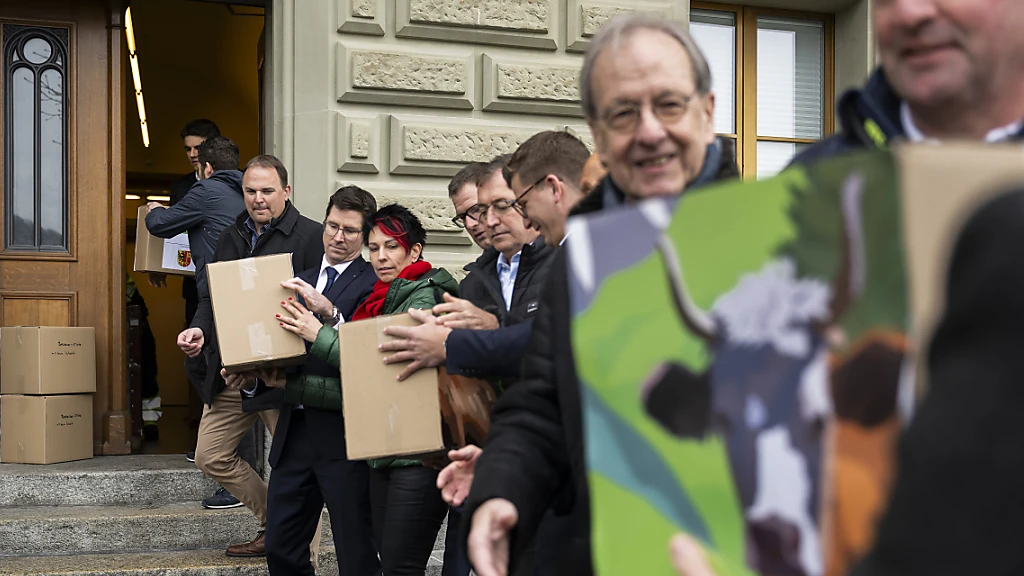 SVP reicht ihre Volksinitiative "Keine 10-Millionen-Schweiz" ein, © Keystone / SDA SVP reicht ihre Volksinitiative "Keine 10-Millionen-Schweiz" ein, © Keystone / SDA