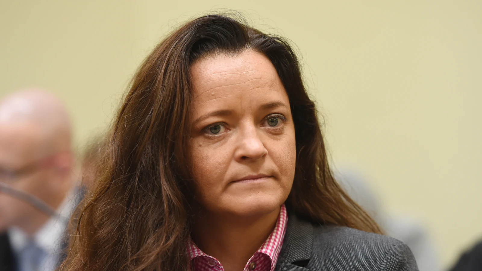 NSU sanığı Zschäpe’nin ifadeleri duruşmada krize yol açtı: Mağdur yakınları salonu terk etti, © Tobias Hase/dpa NSU sanığı Zschäpe’nin ifadeleri duruşmada krize yol açtı: Mağdur yakınları salonu terk etti, © Tobias Hase/dpa