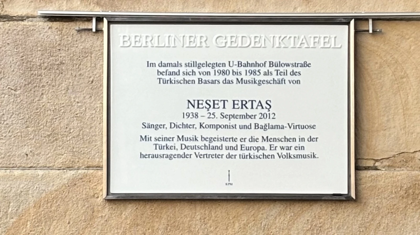 Berlin'de Neşet Ertaş Anısına Plaket Asıldı, © Metropol FM Berlin'de Neşet Ertaş Anısına Plaket Asıldı, © Metropol FM
