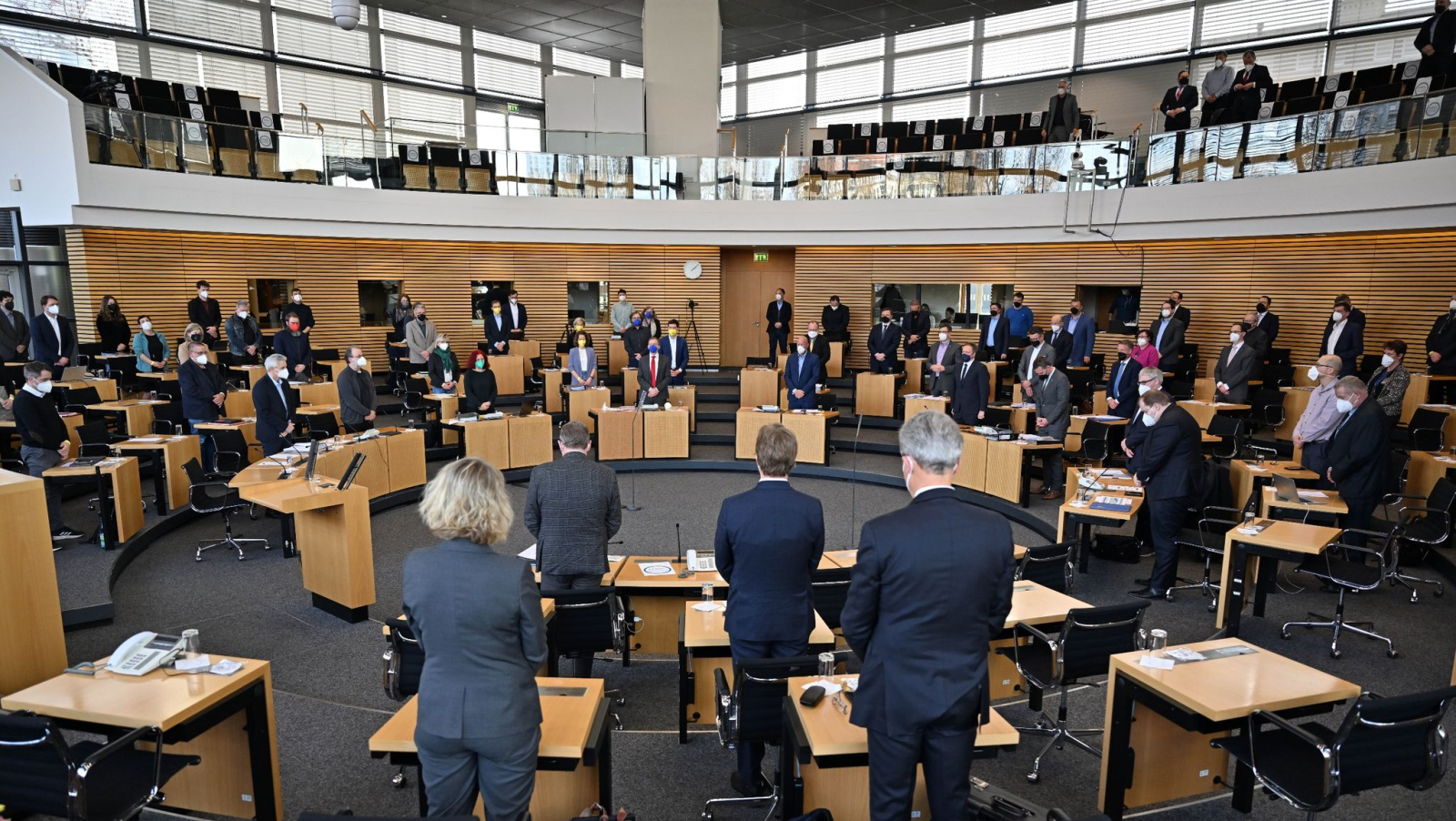 Abgeordnete stehen im Thüringer Landtag.