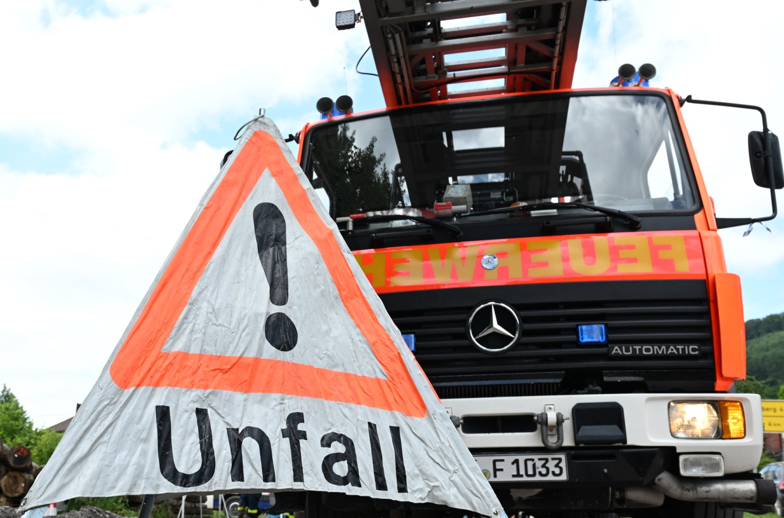 Ein Feuerwehrauto wird bei Hildburghausen schwer von den herabstürzenden Teilen eines Baumes beschädigt. (Symbolbild), © Bernd Weißbrod/dpa