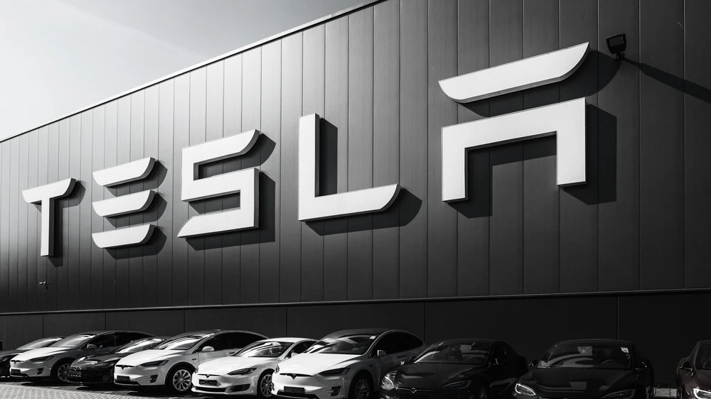 Tesla'dan Hastalık İznindeki Çalışanlarına Tartışmalı Kontrol Ziyareti, © shutterstock Tesla'dan Hastalık İznindeki Çalışanlarına Tartışmalı Kontrol Ziyareti, © shutterstock
