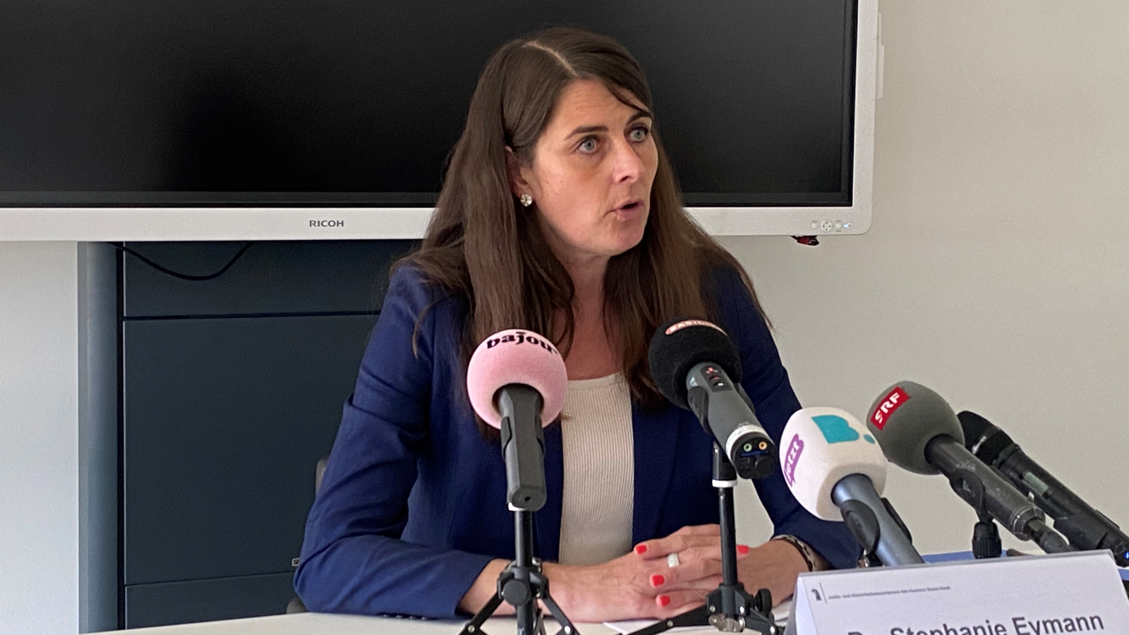 Stephanie Eymann stellt Kommandant Martin Roth frei, © Radio Basilisk