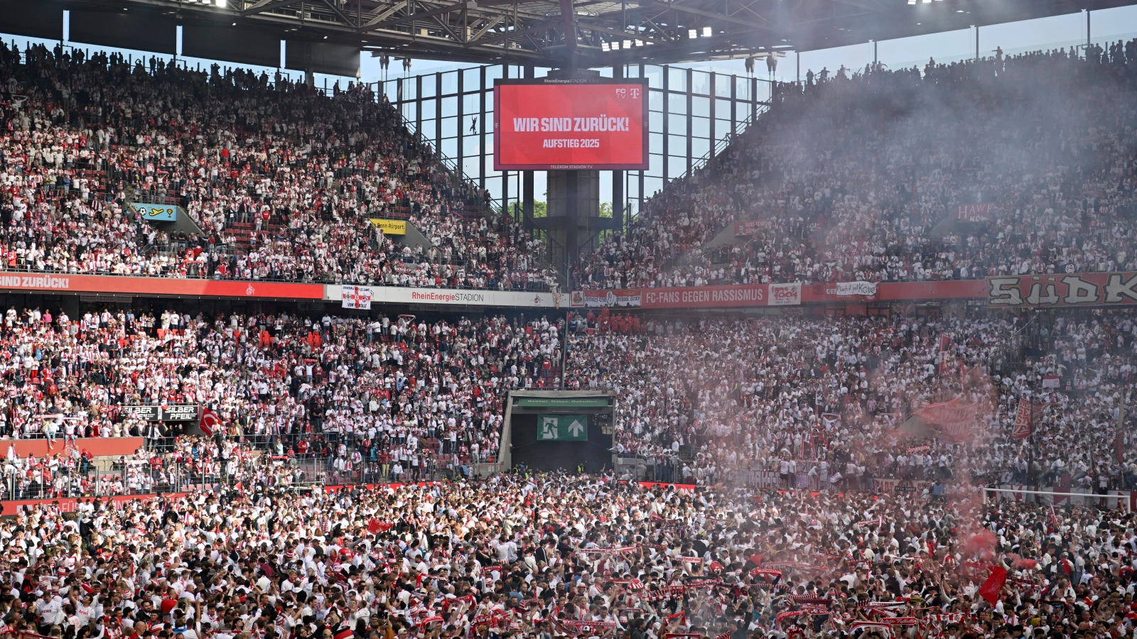 1. FC Köln, Bundesliga'ya Geri Döndü: Taraftarlar Sahaya Akın Etti, © Anke Waelischmiller/dpa 1. FC Köln, Bundesliga'ya Geri Döndü: Taraftarlar Sahaya Akın Etti, © Anke Waelischmiller/dpa