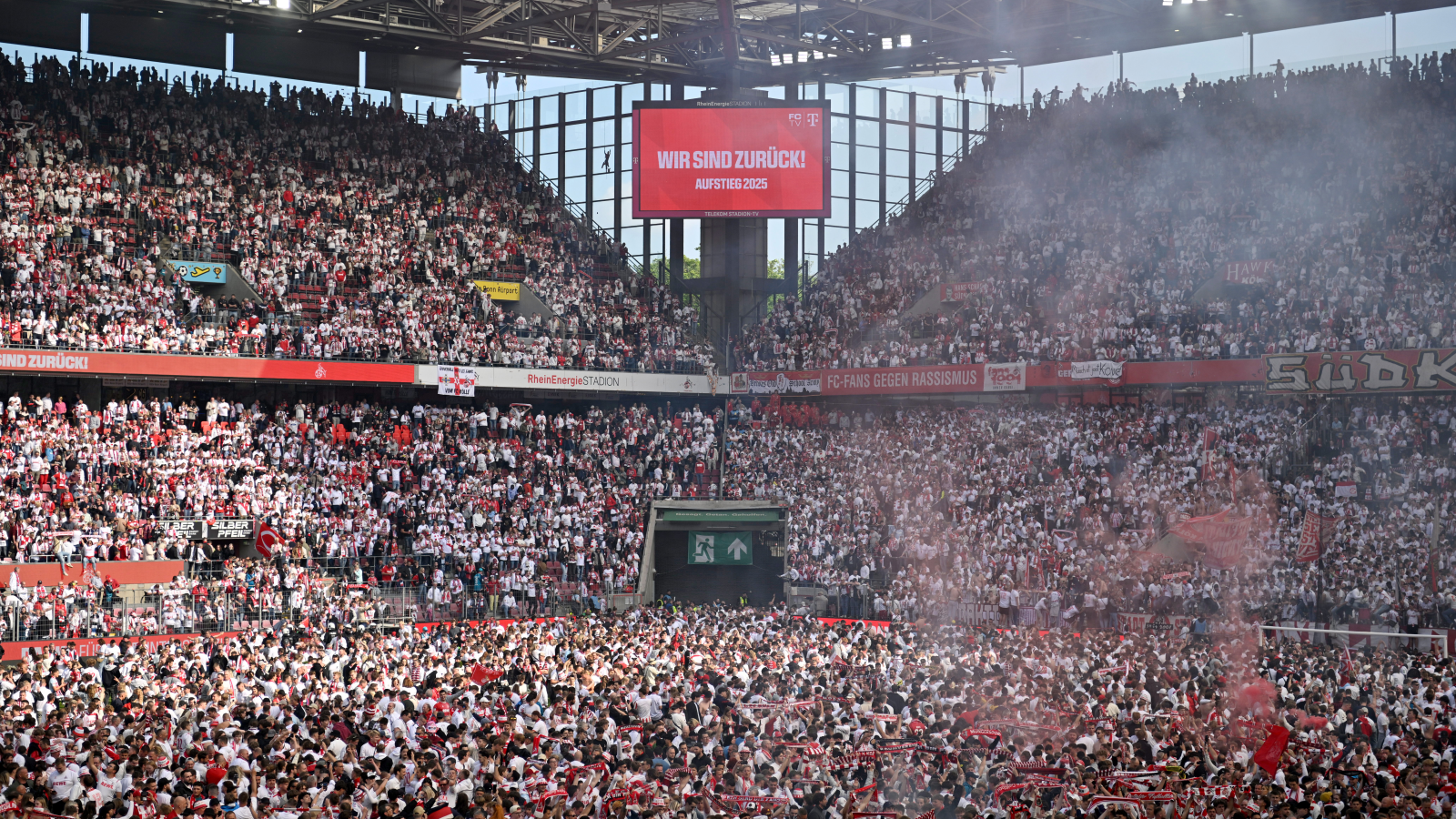 1. FC Köln, Bundesliga'ya Geri Döndü: Taraftarlar Sahaya Akın Etti, © Anke Waelischmiller/dpa 