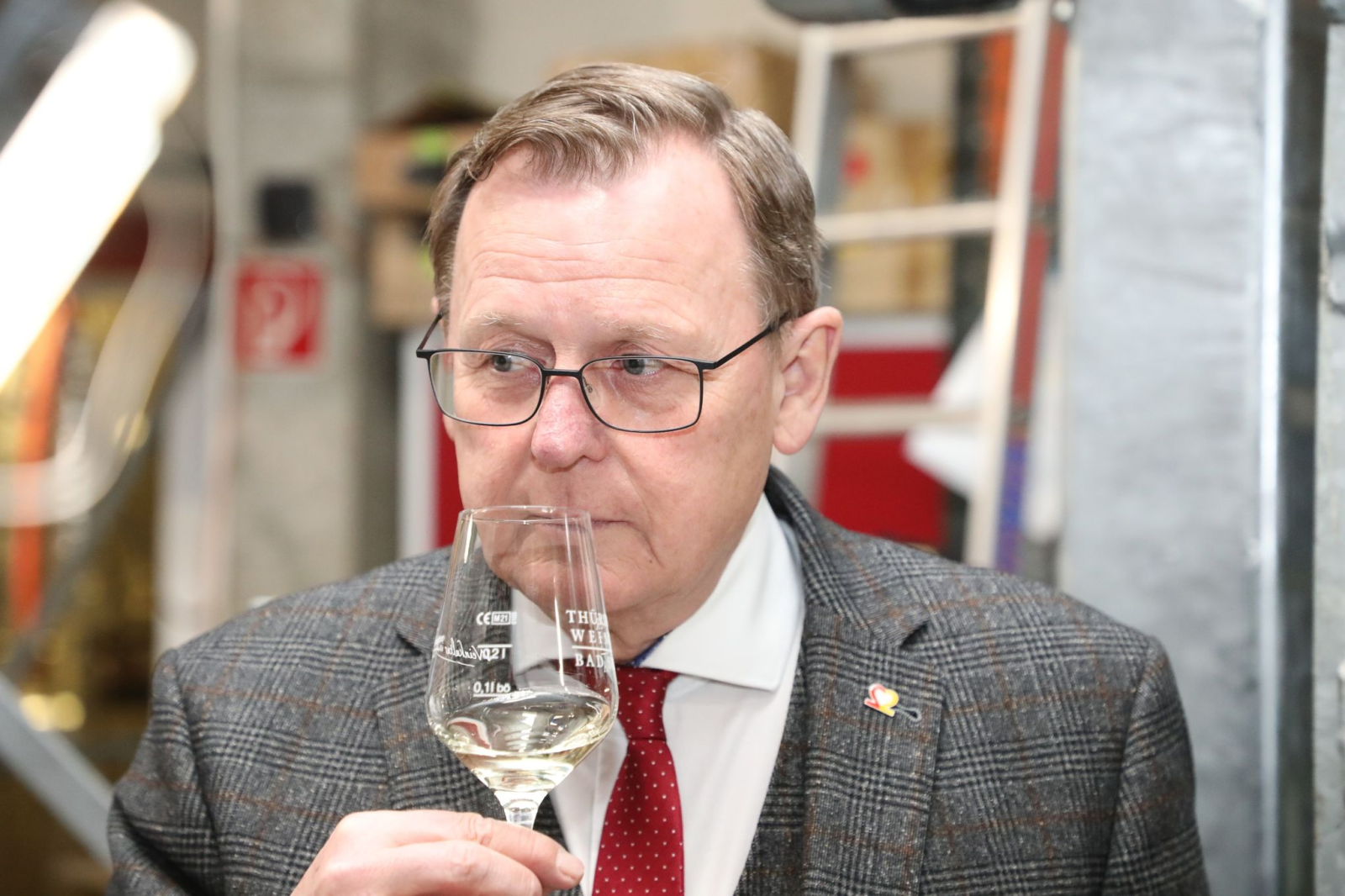 Bodo Ramelow (Die Linke), Ministerpräsident von Thüringen, verkostet den "Einheitswein".