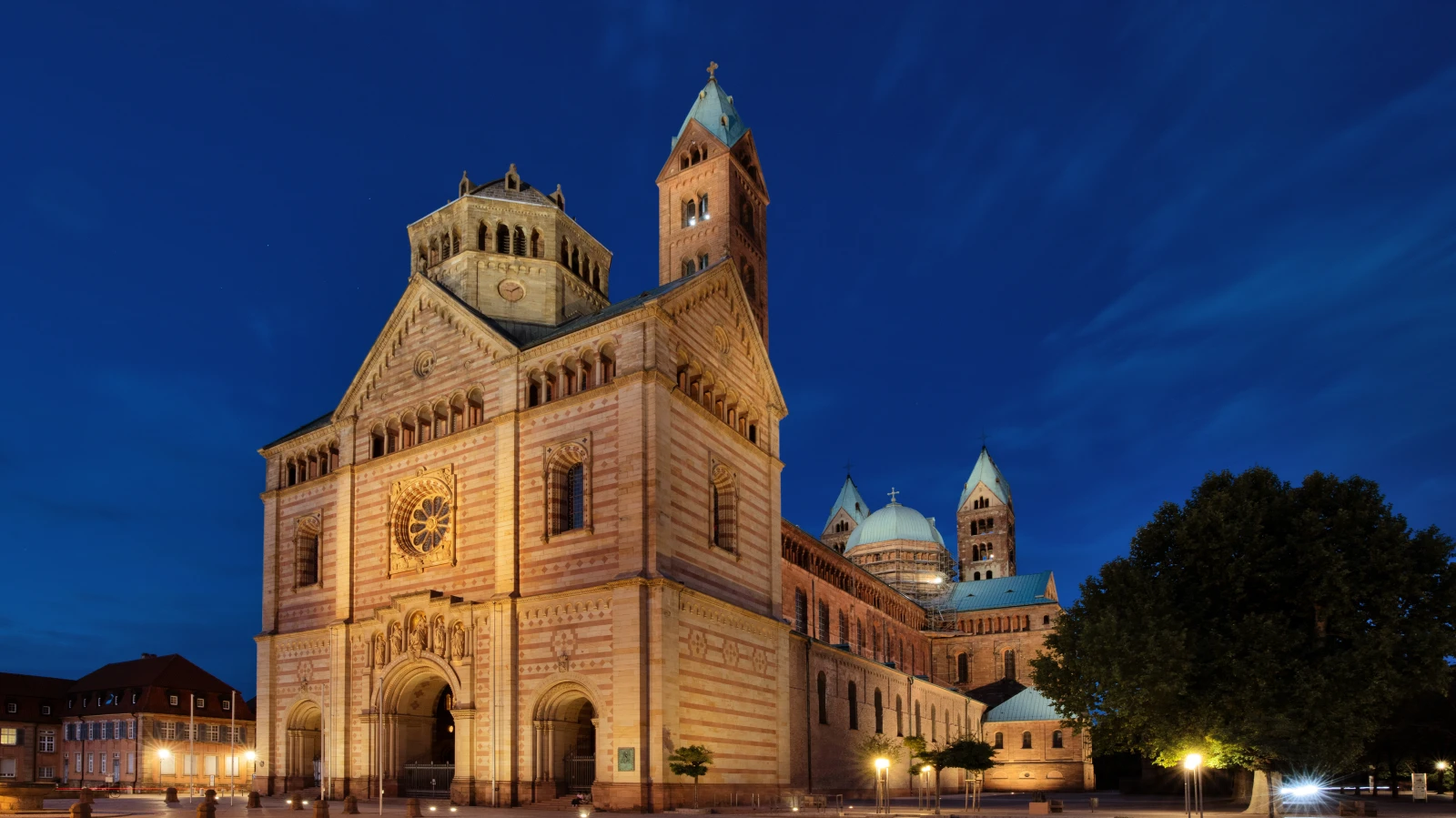Speyer Katedrali yeniden ışıklandırıldı: Şehrin simgesi Noel öncesi tekrar parlıyor, © shutterstock Speyer Katedrali yeniden ışıklandırıldı: Şehrin simgesi Noel öncesi tekrar parlıyor, © shutterstock
