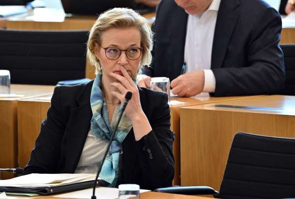 2025 seien Mehreinnahmen von 109 Millionen Euro prognostiziert, sagt Finanzministerin Katja Wolf. (Archivbild), © Martin Schutt/dpa