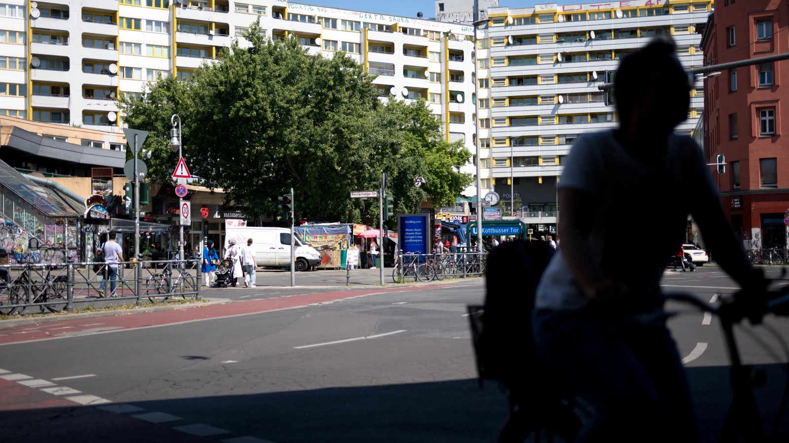 Kotti-Wache’de Kameralar Hukuka Aykırı: Berlin’de Gizlilik İhlali!, © Sebastian Christoph Gollnow/dpa Kotti-Wache’de Kameralar Hukuka Aykırı: Berlin’de Gizlilik İhlali!, © Sebastian Christoph Gollnow/dpa