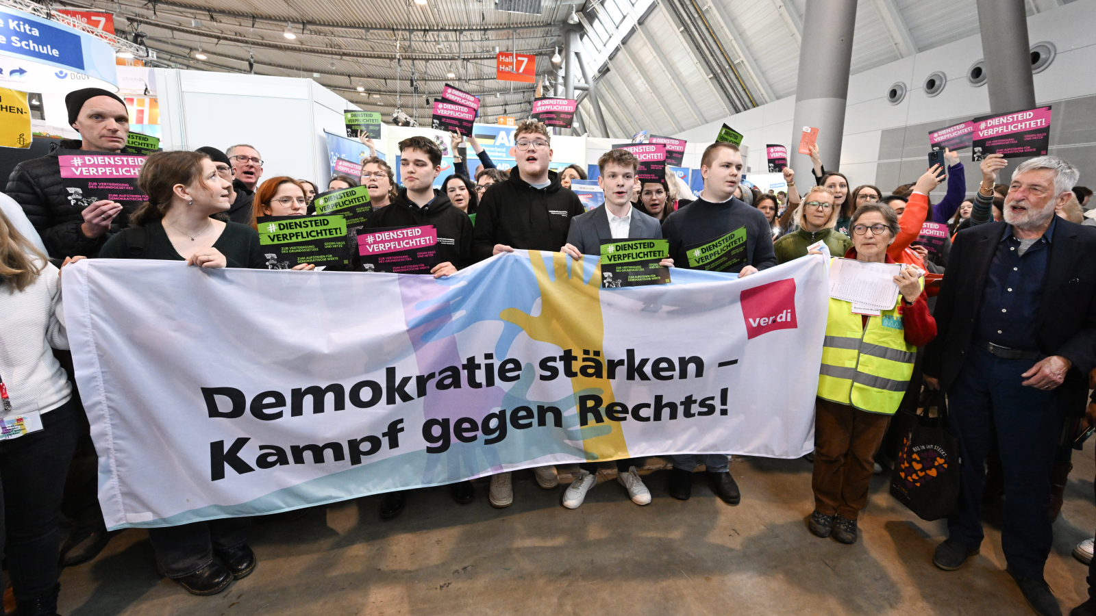 Stuttgart’ta AfD Protestosu: Eğitim Fuarında Gerginlik, © dpa