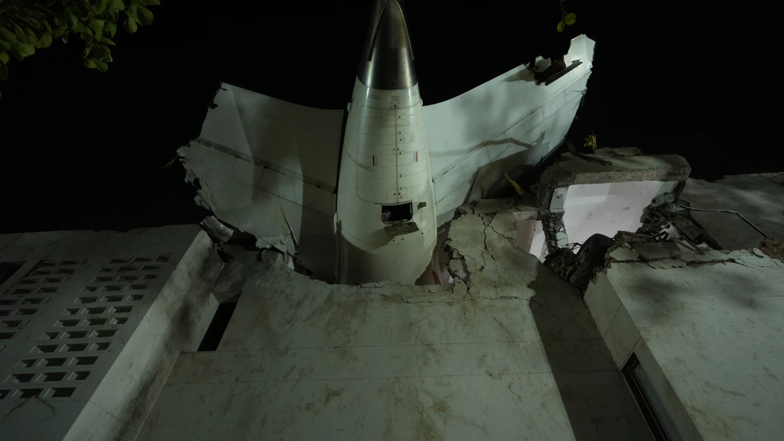 Hindistan’daki Uçak Kazasında Kara Kutu Bulundu!, © Ajit Solanki/AP/dpa Hindistan’daki Uçak Kazasında Kara Kutu Bulundu!, © Ajit Solanki/AP/dpa