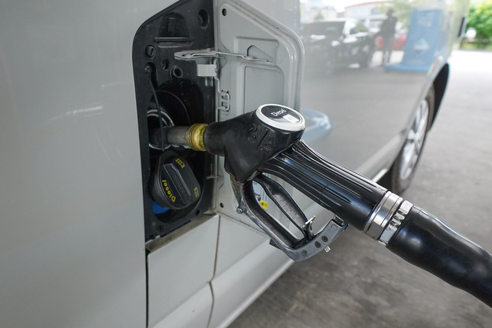 Ein Auto wird an einer Tankstelle mit Diesel betankt.