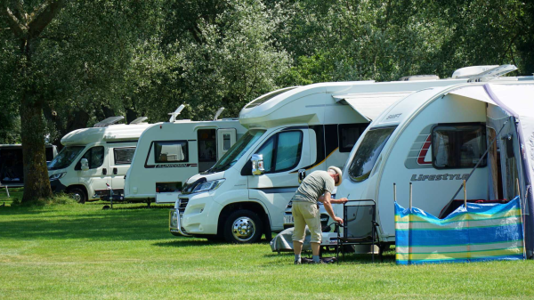 Ostsee vorn: Übernachtungsrekord auf Campingplätzen, © Foto: Martin Charles Hatch / Shutterstock.com