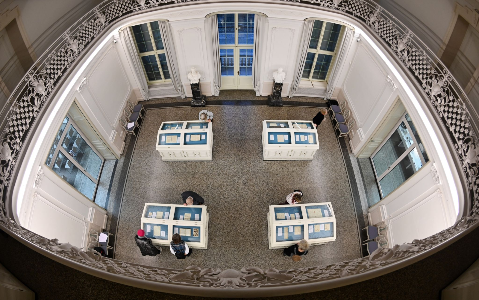 Besucher betrachten Handschriften in der Ausstellungsreihe «Schätze des Goethe- und Schiller-Archivs» in Weimar.