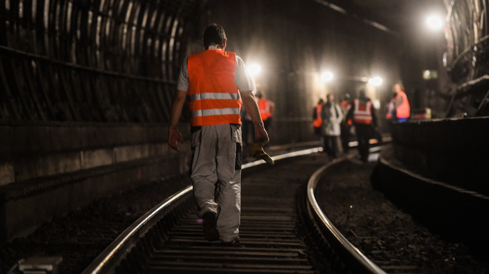 Hamburg’da Metro Raylarına E-Scooter Atıldı, © Andreas Arnold/dpa
