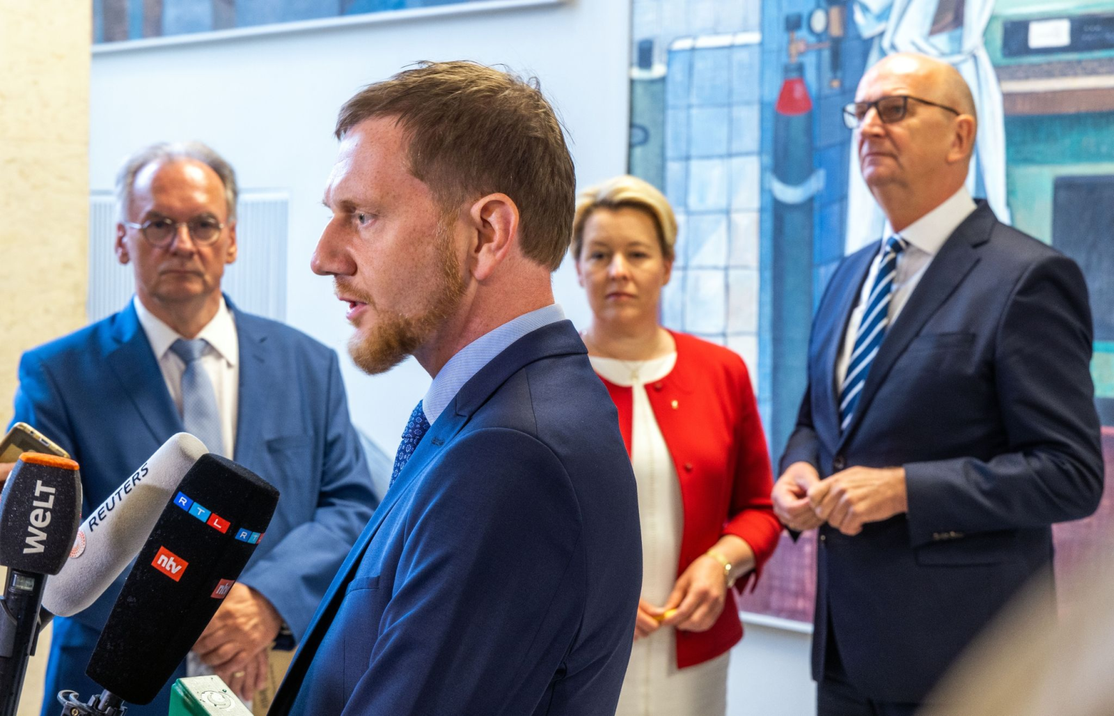 Michael Kretschmer (CDU), Ministerpräsident von Sachsen, spricht mit Medienvertretern.