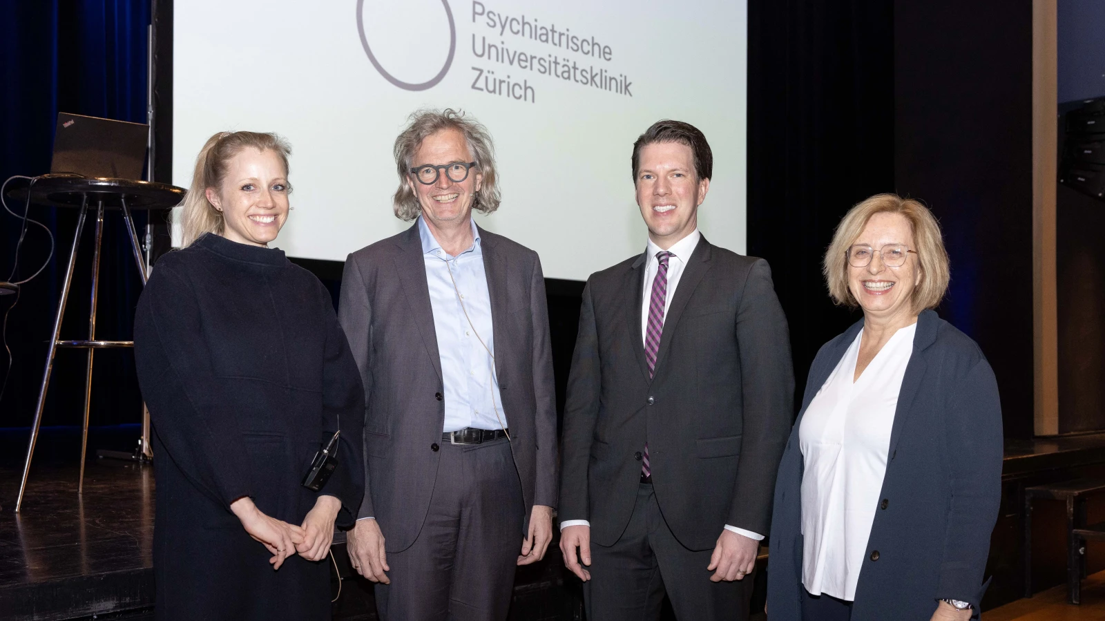 Fanny de Tribolet-Hardy, Leiterin der Präventionsstelle Pädosexualität Zürich, Elmar Habermeyer, Direktor der Klinik für Forensische Psychiatrie Zürich, Regierungsrat Manuel Frick und Helene Vorhauser, Leiterin Kinder- und Jugenddienst., © ZVG Fanny de Tribolet-Hardy, Leiterin der Präventionsstelle Pädosexualität Zürich, Elmar Habermeyer, Direktor der Klinik für Forensische Psychiatrie Zürich, Regierungsrat Manuel Frick und Helene Vorhauser, Leiterin Kinder- und Jugenddienst., © ZVG
