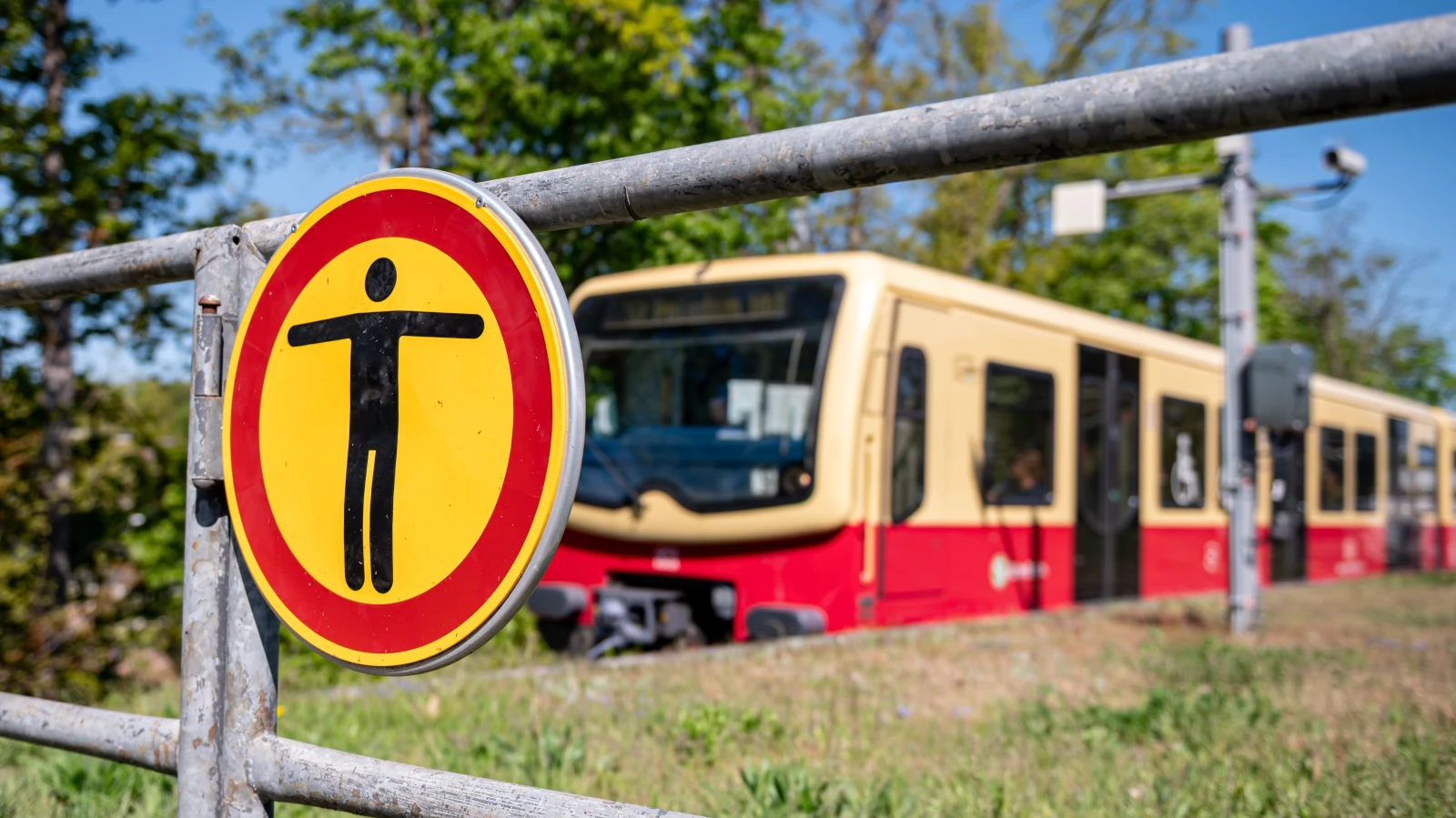 S-Bahn’daki Sörf Çılgınlığı Ölüm Getirdi!, © dpa S-Bahn’daki Sörf Çılgınlığı Ölüm Getirdi!, © dpa