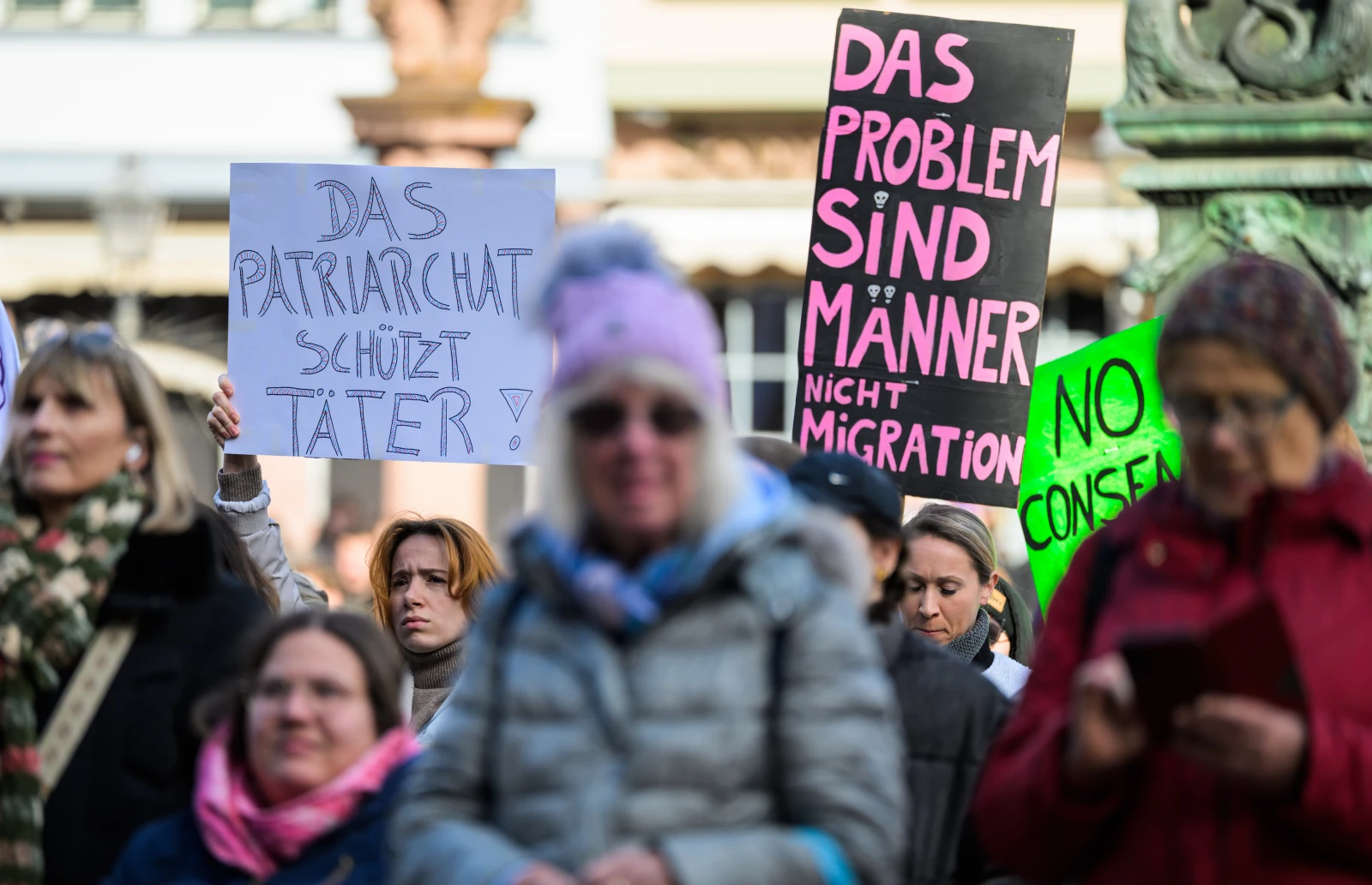Frankfurt’ta kadınlara yönelik şiddete karşı binlerce kişi sokağa çıktı, © Hannes P. Albert/dpa Frankfurt’ta kadınlara yönelik şiddete karşı binlerce kişi sokağa çıktı, © Hannes P. Albert/dpa