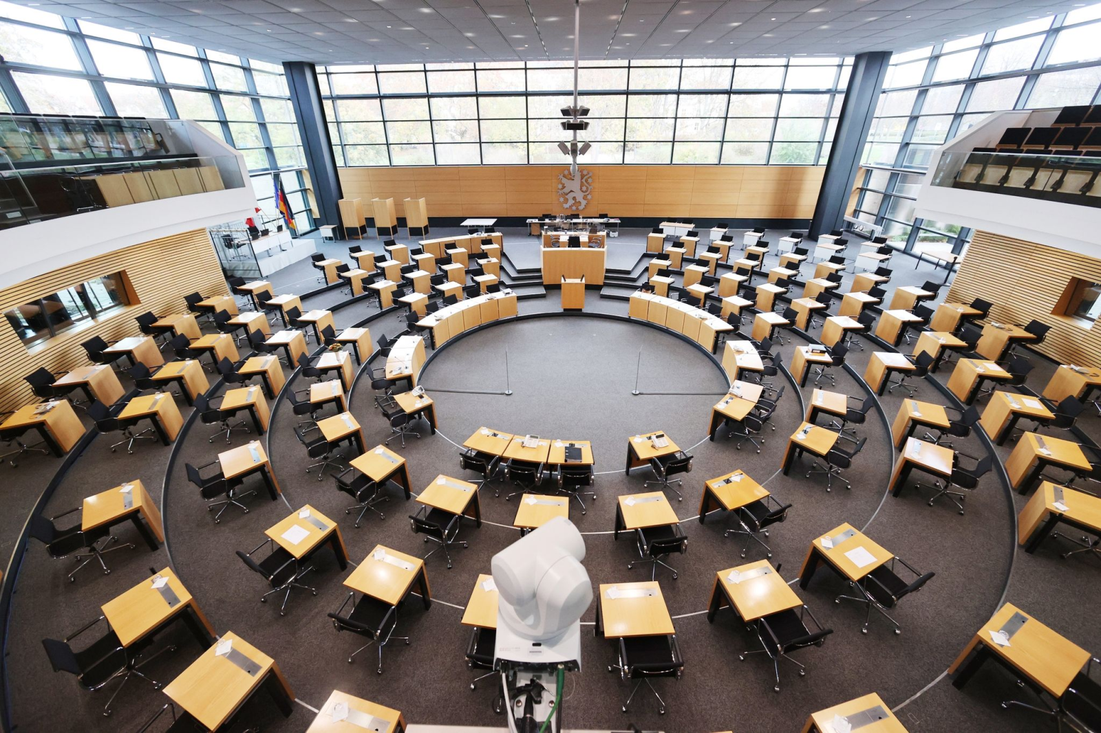 Der leere Plenarsaal ist vor einer Sitzung des Thüringer Landtags zu sehen., © Bodo Schackow/dpa/Archivbild