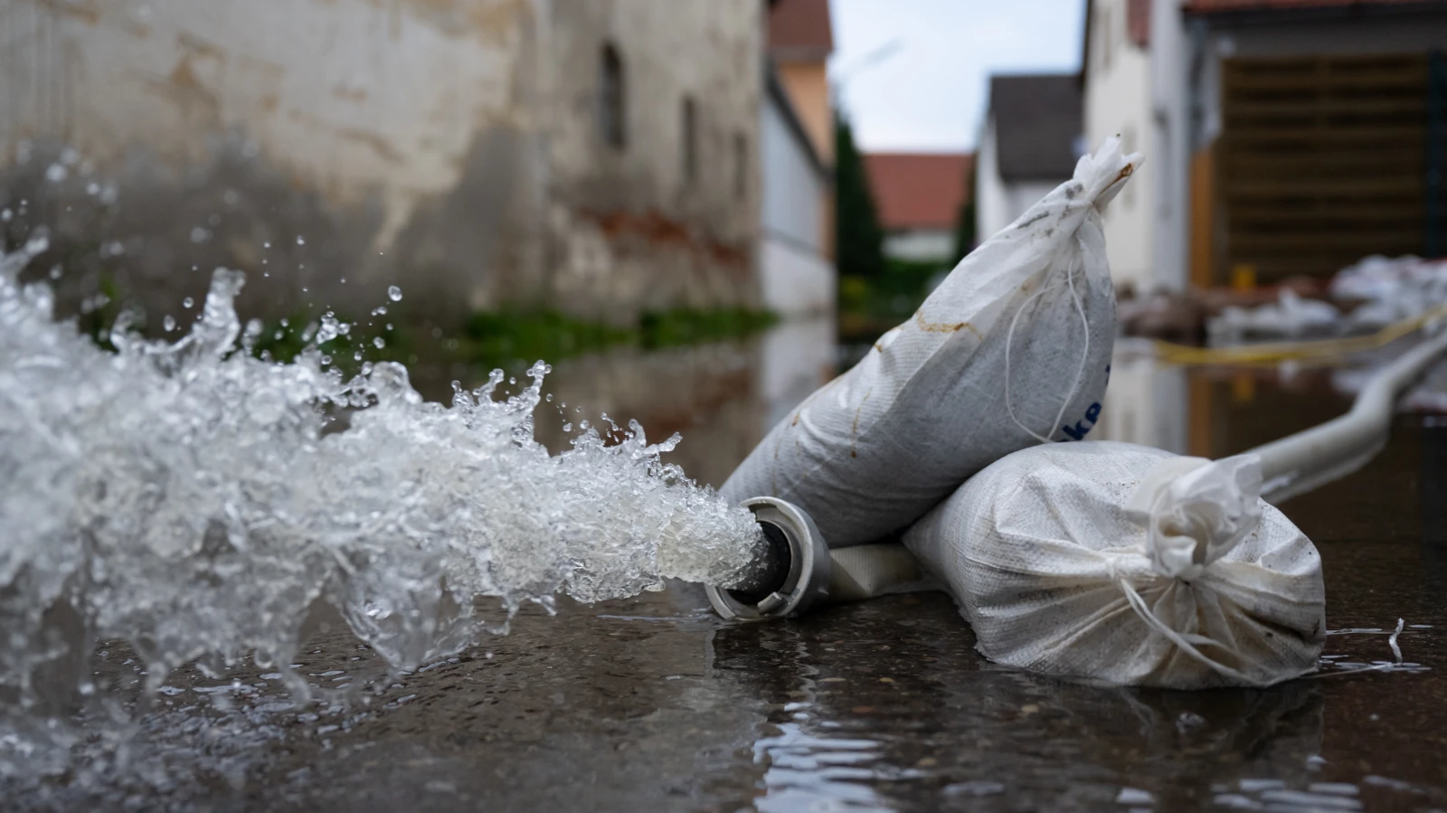 Hochwasser-Lage in Süddeutschland spitzt sich zu, © Keystone / DPA / Sven Hoppe Hochwasser-Lage in Süddeutschland spitzt sich zu, © Keystone / DPA / Sven Hoppe