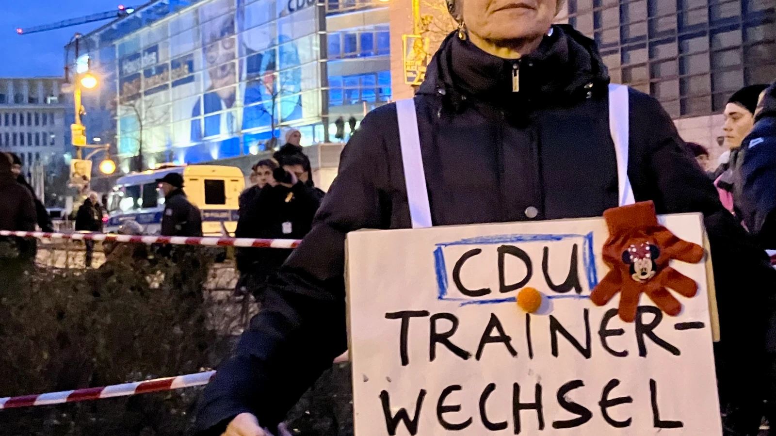 Sivil Toplum Kuruluşlarından CDU’ya Çağrı: “İnsan Hakları Duvarınızı Koruyun”, © dpa Sivil Toplum Kuruluşlarından CDU’ya Çağrı: “İnsan Hakları Duvarınızı Koruyun”, © dpa