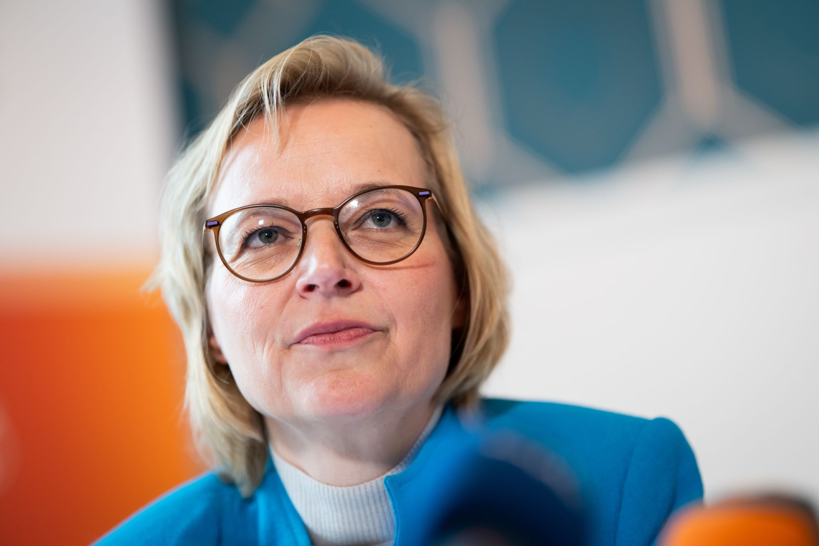 Sparkurs ist angesagt: Um des Haushalts Willen sollen die Landesausgaben geprüft werden. Auch Förderprogramme sollen unter die Lupe genommen werden, sagt Finanzministerin Katja Wolf (BSW). , © Jacob Schröter/dpa