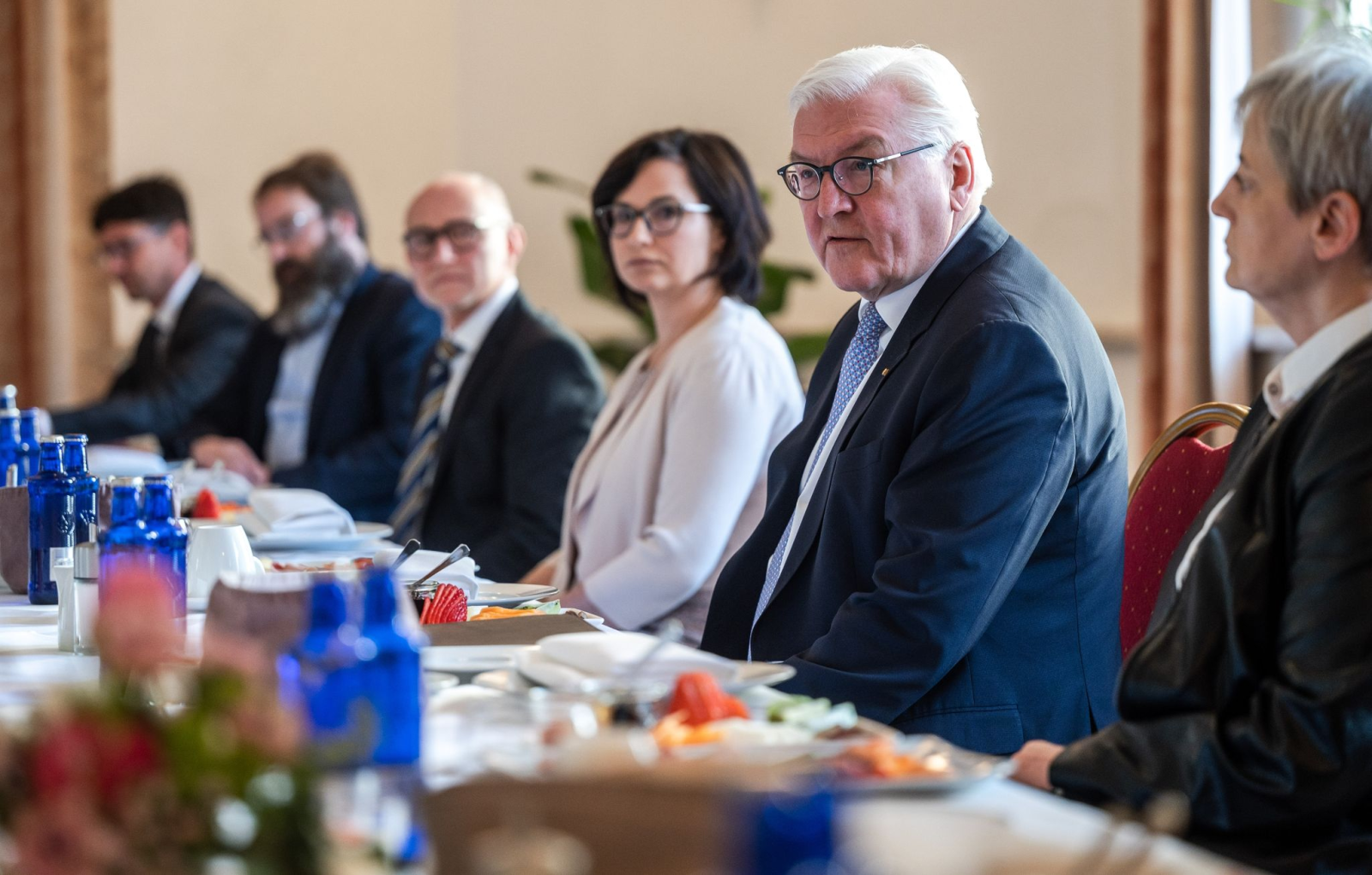 Bundespräsident Steinmeier tauscht sich mit Kommunalpolitikern aus.