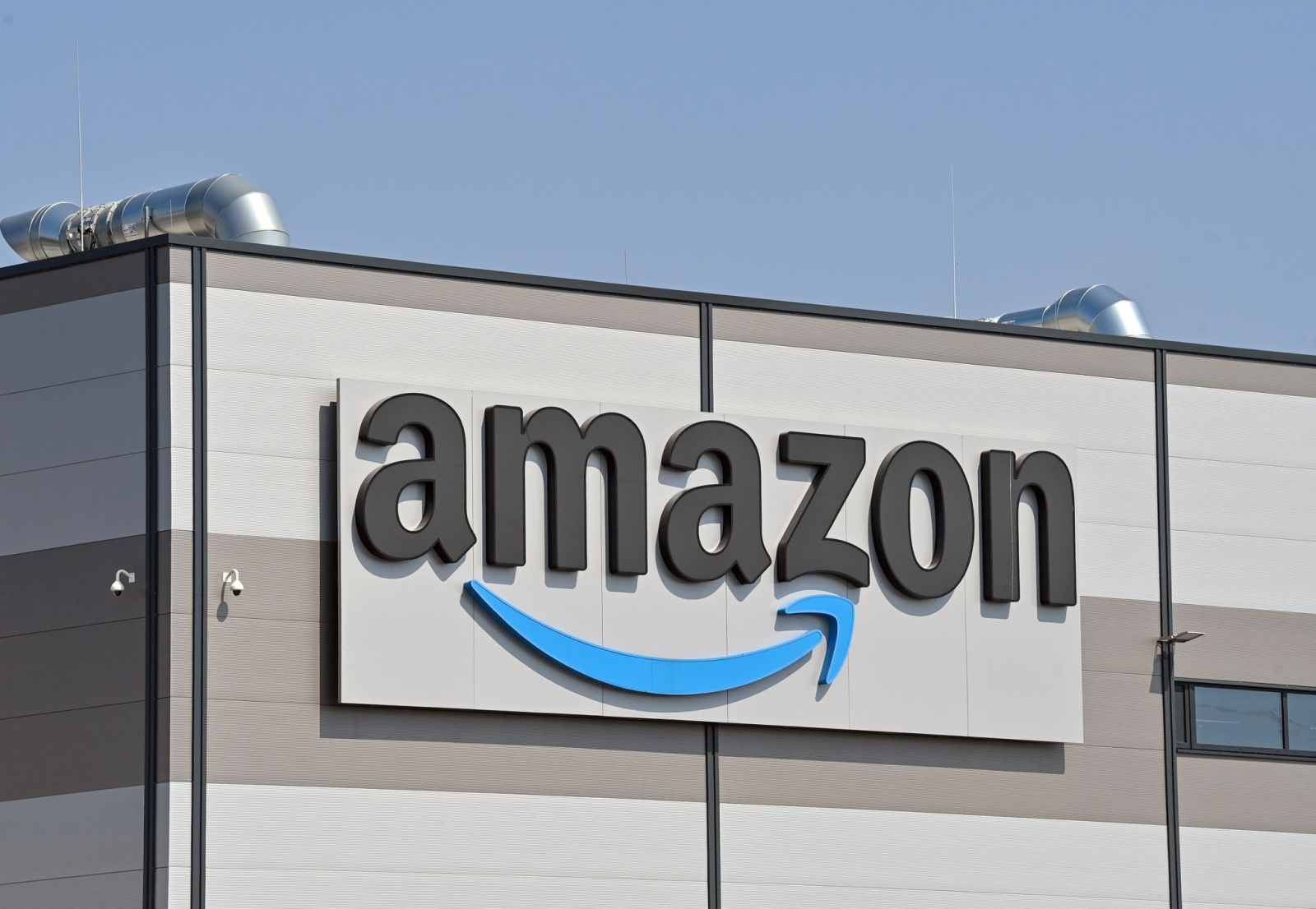 Das Logo von Amazon., © Patrick Pleul/dpa-Zentralbild/dpa
